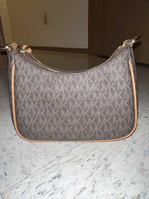 Jet Set Charm Small Logo Shoulder Bag