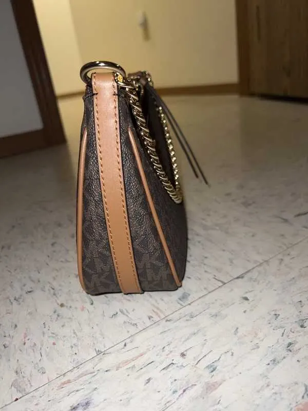Jet Set Charm Small Logo Shoulder Bag