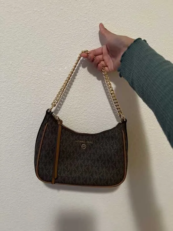 Jet Set Charm Small Logo Shoulder Bag